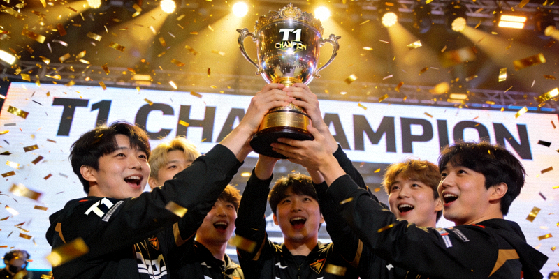 T1战队夺得LCK春季赛冠军庆祝瞬间 - 选手们举起奖杯